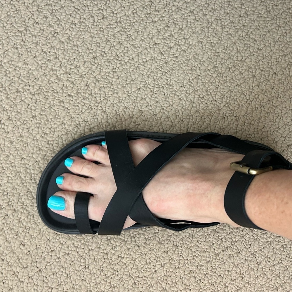 Chic Black Leather Cross-Strap Sandals